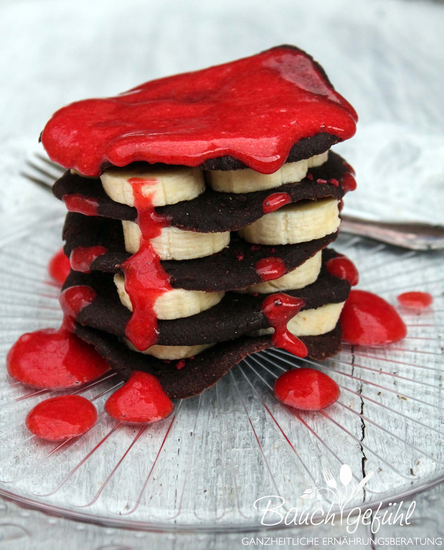 Rohkost Schokoladen Pancakes mit Erdbeersauce